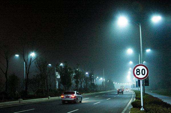 东莞丝瓜成视频人app下载localhost照明LED路灯在雨雾季节增强道路安全的优势