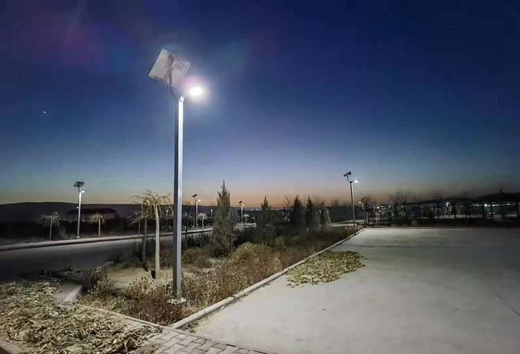 停车场安装3.5米太阳能庭院灯安装亮灯效果